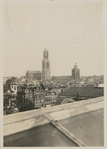 879320 Gezicht over het dak van het Eerste Jaarbeursgebouw op een deel van de Utrechtse binnenstad, met op de voorgrond ...